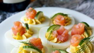 Фаршированные яйца с лососем и огурцом