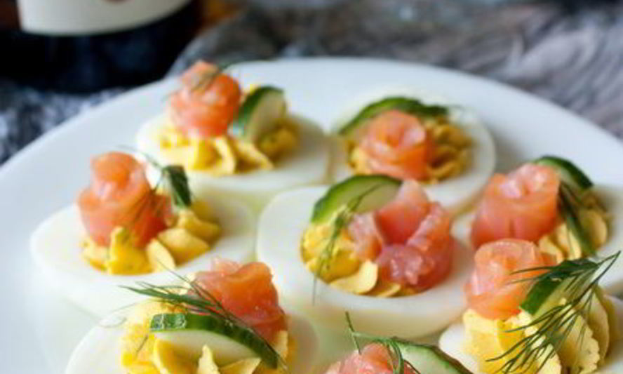 Рецепт фаршированных яиц с лососем и огурцом
