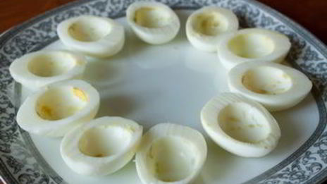 фаршированные яйца с лососем и огурцом