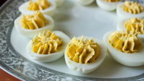 фаршированные яйца с лососем и огурцом