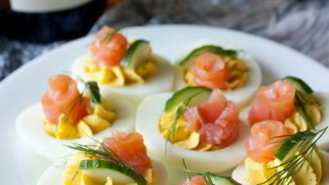 фаршированные яйца с лососем и огурцом