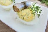 Фаршированные яйца с рулетиками из малосольной кильки