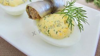 Фаршированные яйца с рулетиками из малосольной кильки