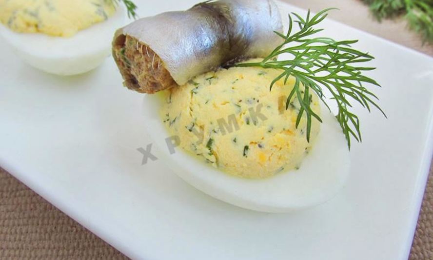 Рецепт фаршированных яиц с рулетиками из малосольной кильки