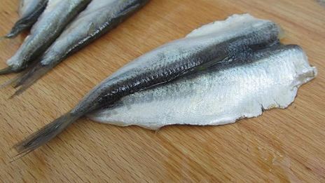 фаршированные яйца с рулетиками из малосольной кильки