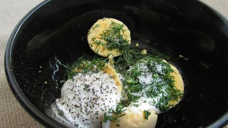 фаршированные яйца с рулетиками из малосольной кильки