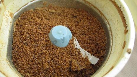 фаршированные яйца с рулетиками из малосольной кильки