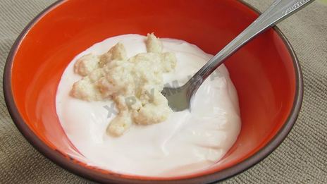 фаршированные яйца с рулетиками из малосольной кильки