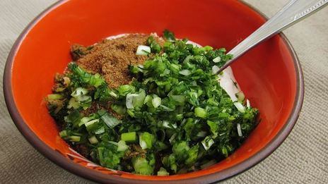 фаршированные яйца с рулетиками из малосольной кильки