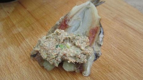 фаршированные яйца с рулетиками из малосольной кильки