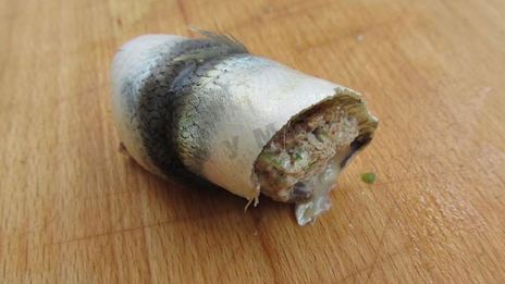 фаршированные яйца с рулетиками из малосольной кильки