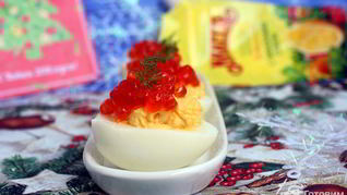 Фаршированные яйца с сыром и красной икрой