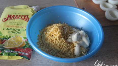 фаршированные яйца с сыром и красной икрой