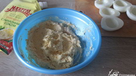 фаршированные яйца с сыром и красной икрой