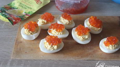 фаршированные яйца с сыром и красной икрой