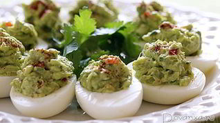 Яйца, фаршированные гуакамоле с беконом