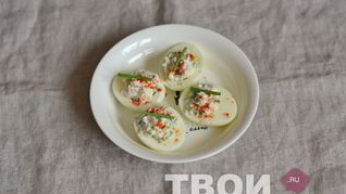 Яйца, фаршированные крабовым салатом