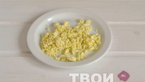 яйца, фаршированные крабовым салатом