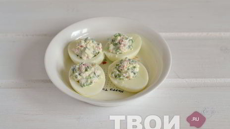 яйца, фаршированные крабовым салатом
