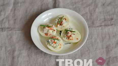яйца, фаршированные крабовым салатом