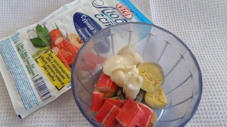 яйца, фаршированные крабовыми палочками