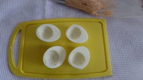 яйца, фаршированные крабовыми палочками