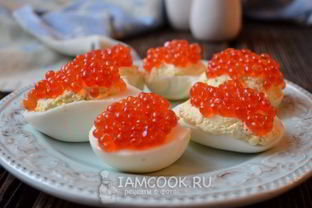 Яйца фаршированные красной икрой