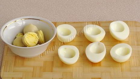 яйца, фаршированные куриной печенью