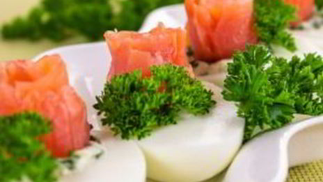 яйца, фаршированные семгой