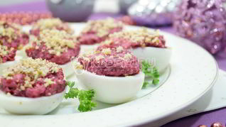 Яйца, фаршированные свеклой и орехами