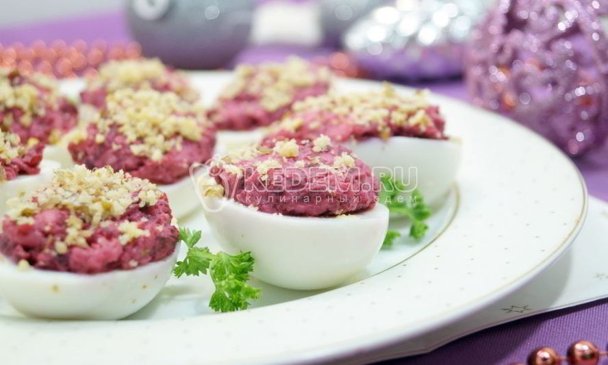 Рецепт яиц, фаршированных свеклой и орехами