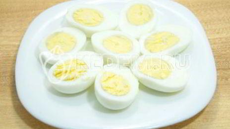 яйца, фаршированные свеклой и орехами