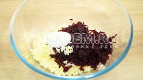 яйца, фаршированные свеклой и орехами