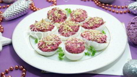 яйца, фаршированные свеклой и орехами