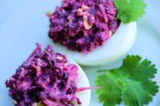 Яйца фаршированные свеклой