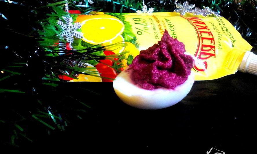 Рецепт яиц, фаршированных свекольно-селедочным паштетом