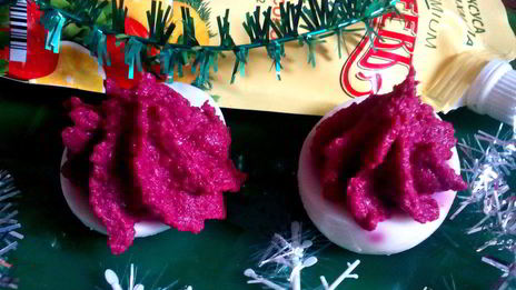 яйца, фаршированные свекольно-селедочным паштетом