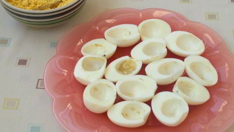 яйца фаршированные тунцом и икрой из водорослей