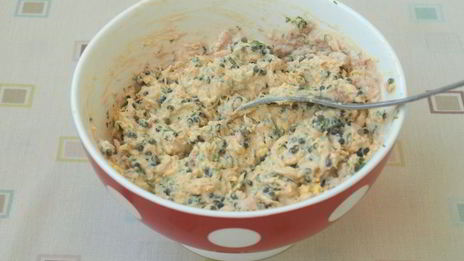 яйца фаршированные тунцом и икрой из водорослей