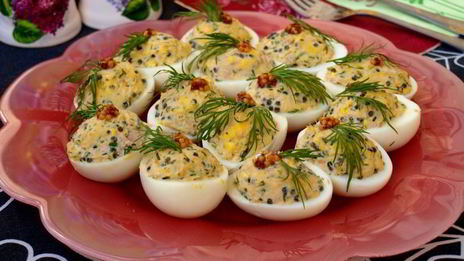 яйца фаршированные тунцом и икрой из водорослей