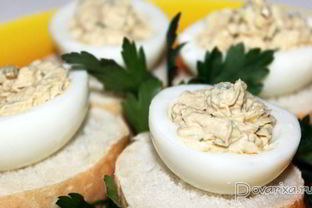 Яйца, фаршированные тунцом