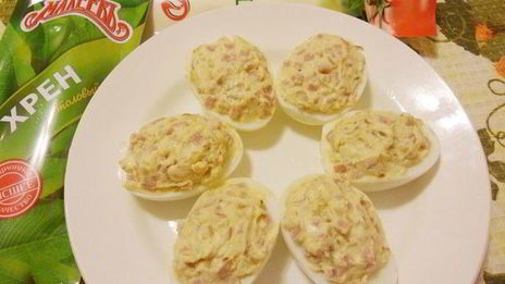 яйца, фаршированные ветчиной и хреном