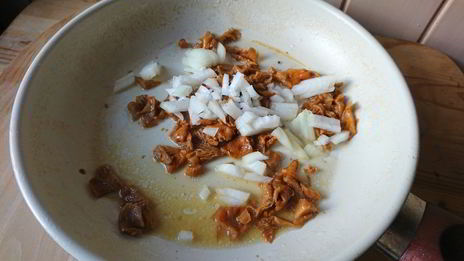 яйца, фаршированные жареными лисичками