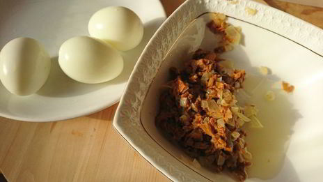 яйца, фаршированные жареными лисичками