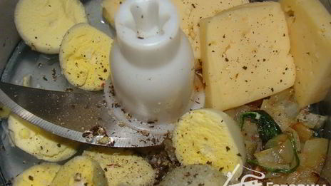 запеченные фаршированные яйца