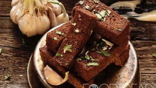 Черные чесночные гренки