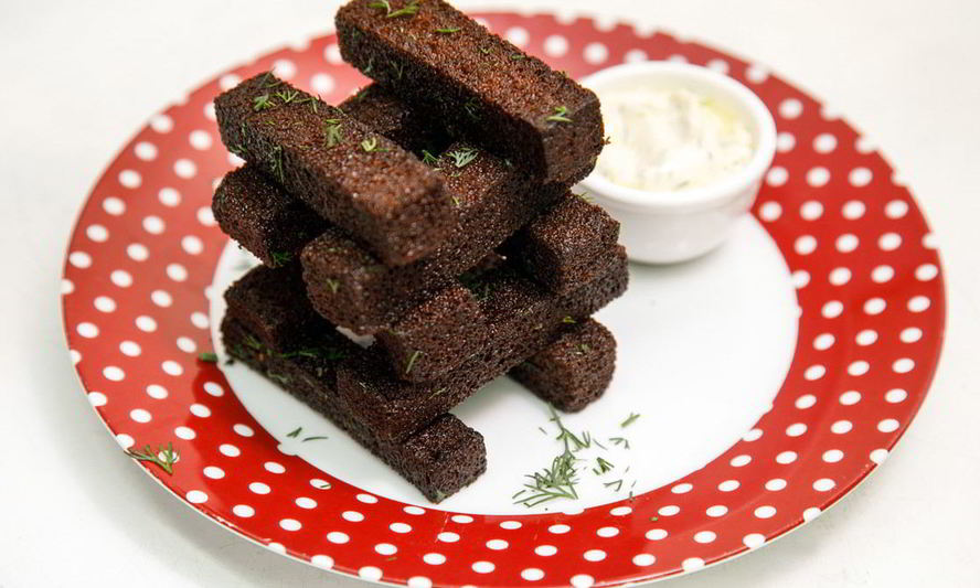 Рецепт чесночных гренков с соусом