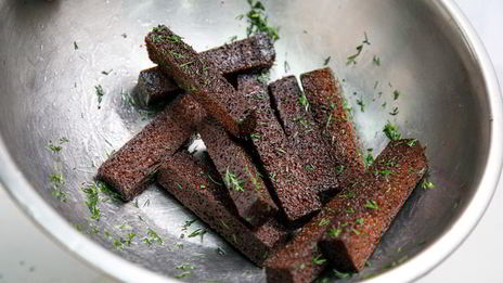 чесночные гренки с соусом