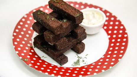 чесночные гренки с соусом