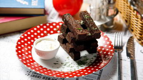 чесночные гренки с соусом